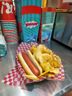 Perrito caliente y papas 